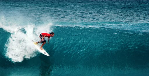 Surfista em Fernando de Noronha